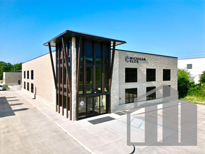 10555 Grand River Ave, Brighton, MI for lease - Building Photo - Image 2 of 11