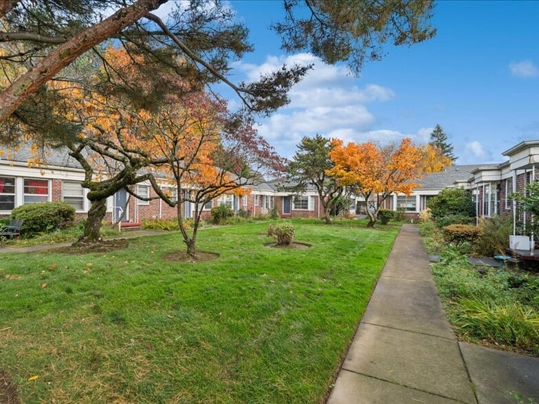 610 SE Cesar E Chavez Blvd, Portland, OR for sale - Primary Photo - Image 2 of 2