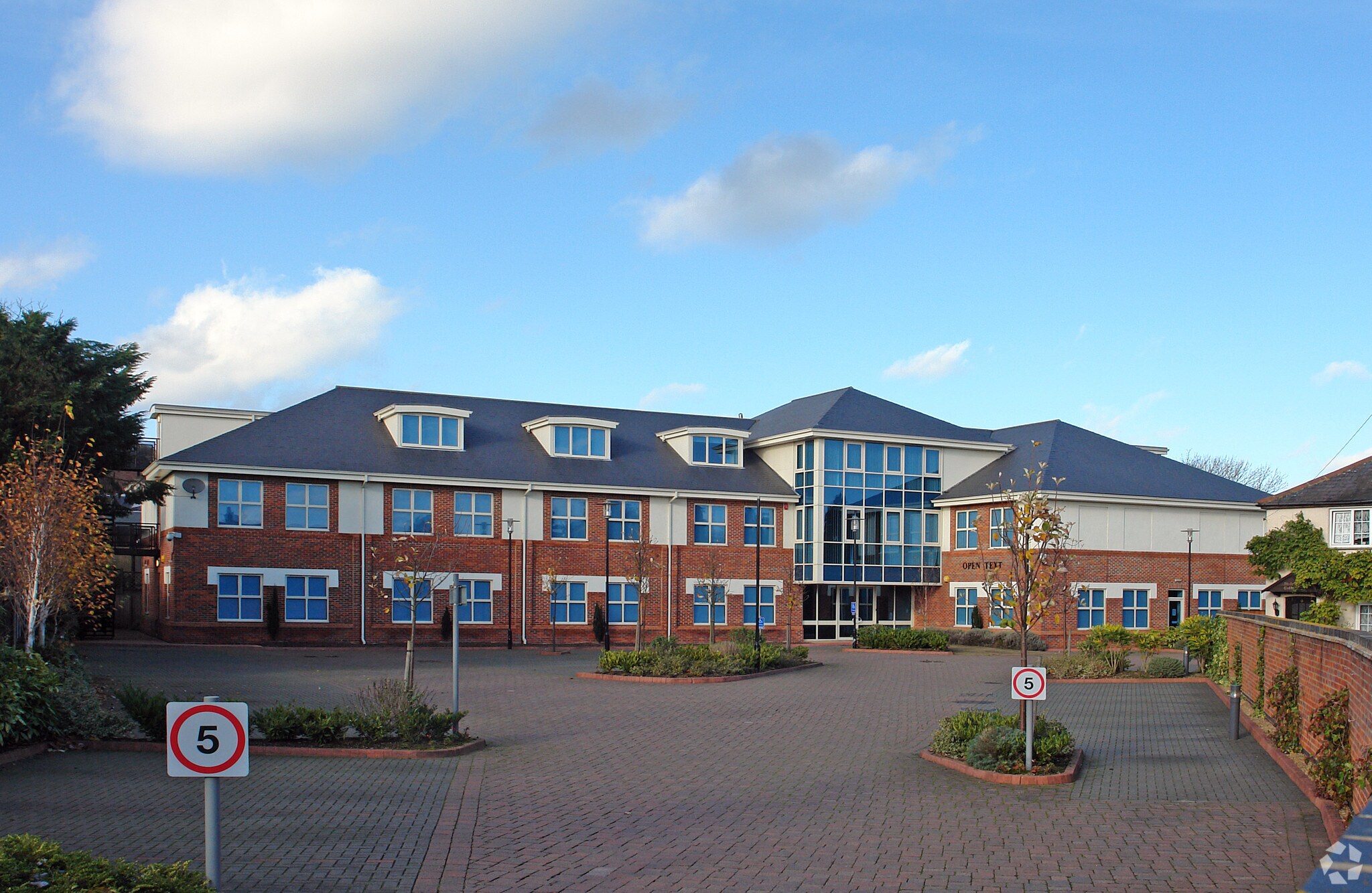 Horseshoe Cres, Beaconsfield for lease Building Photo- Image 1 of 2