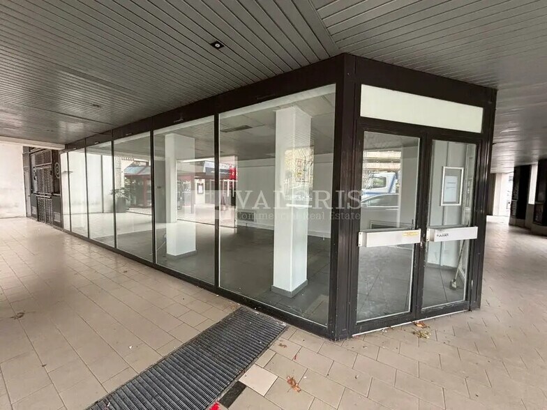 Retail in Lyon for lease - Lobby - Image 1 of 3