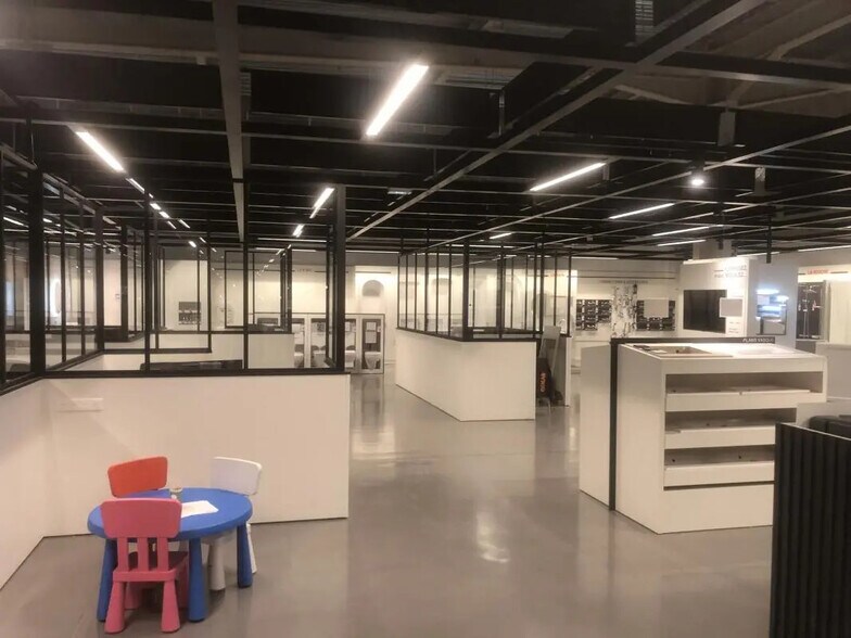 Flex in Gradignan for lease - Interior Photo - Image 2 of 6