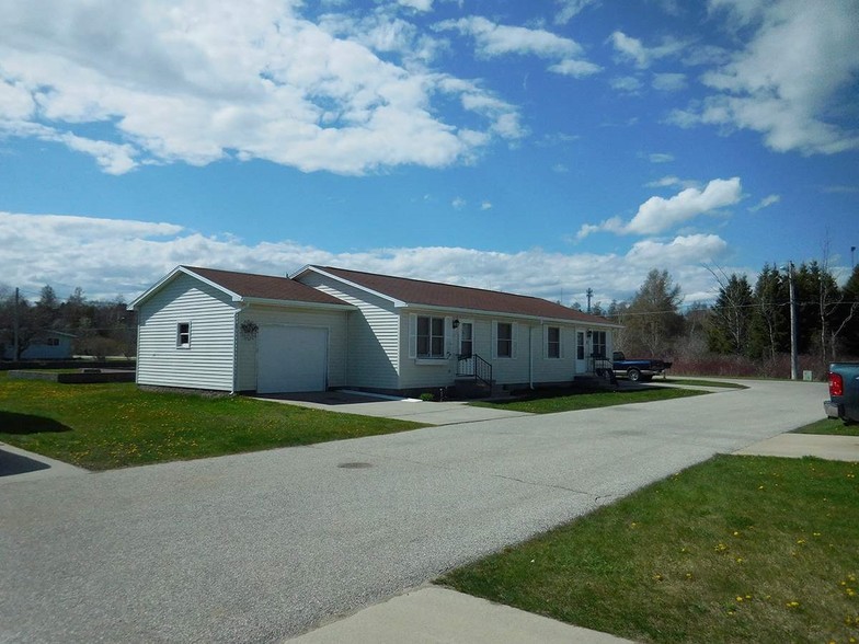 931 Manistique Ave, Manistique, MI for sale - Primary Photo - Image 1 of 1