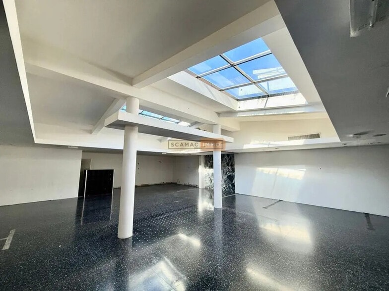 Retail in Saint-Tropez for sale - Interior Photo - Image 1 of 6