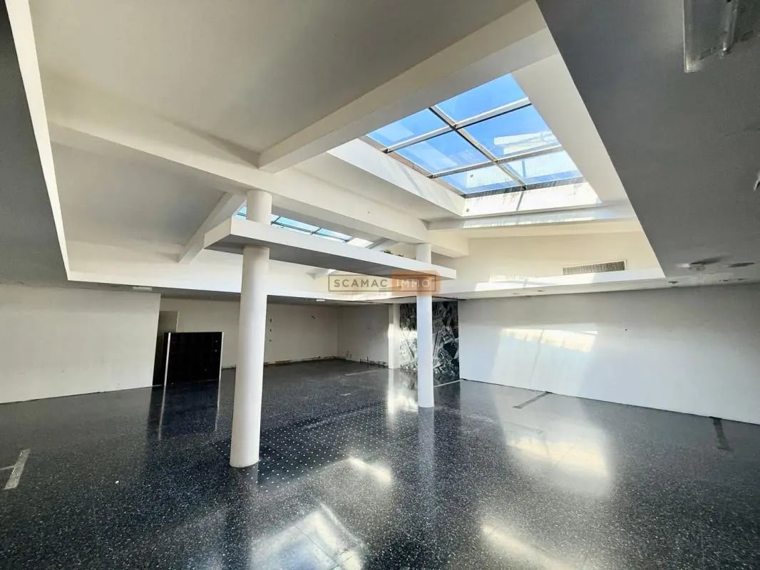 Retail in Saint-Tropez for sale Interior Photo- Image 1 of 7