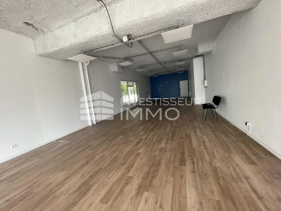 Retail in Sainte-Geneviève-des-Bois for lease Interior Photo- Image 1 of 2