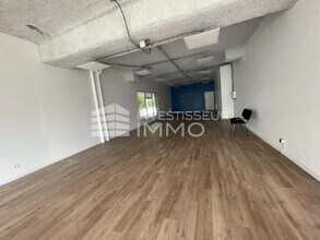 Retail in Sainte-Geneviève-des-Bois for lease Interior Photo- Image 1 of 2