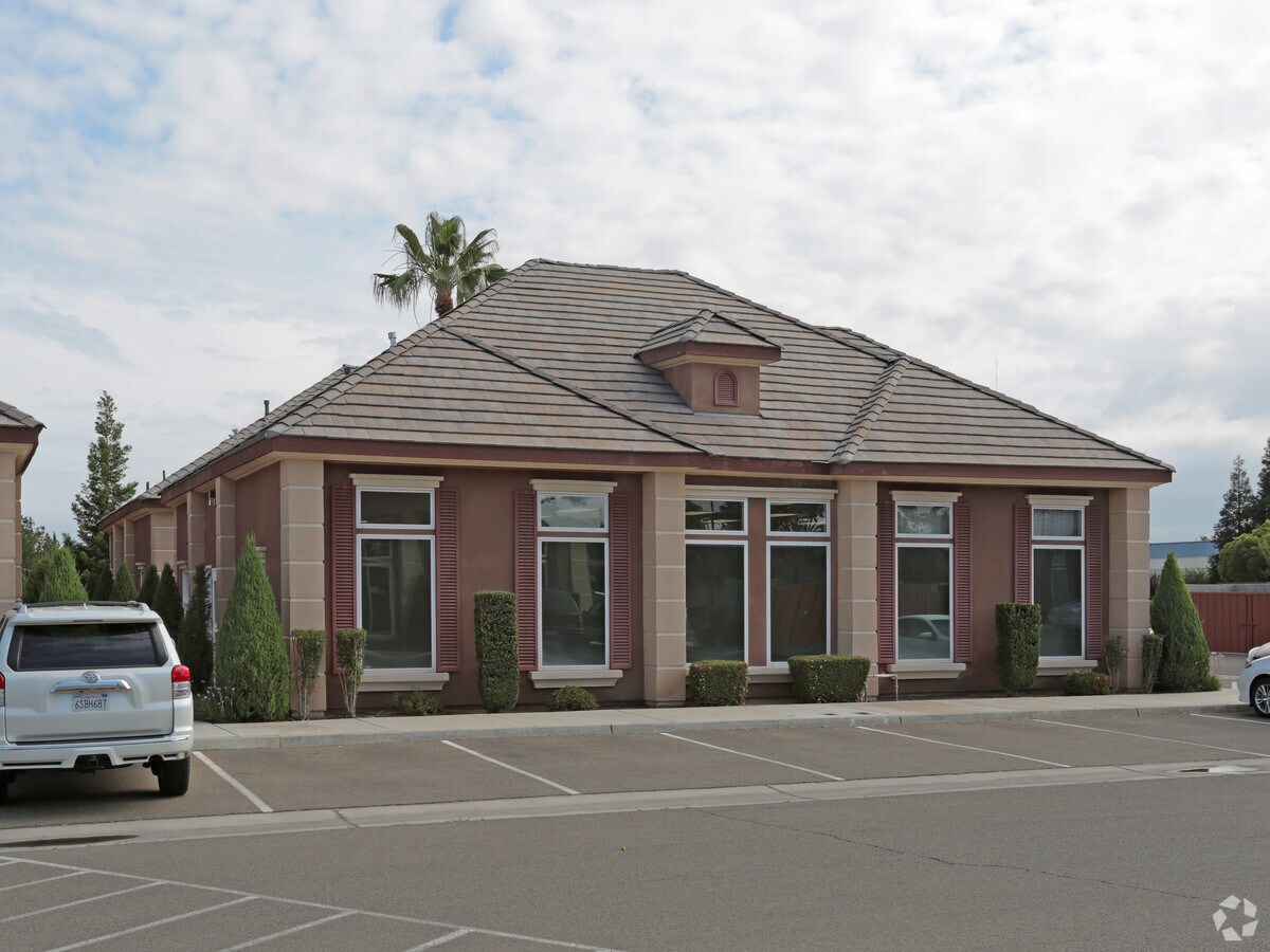 15141516 Shaw Ave, Clovis, CA 93611