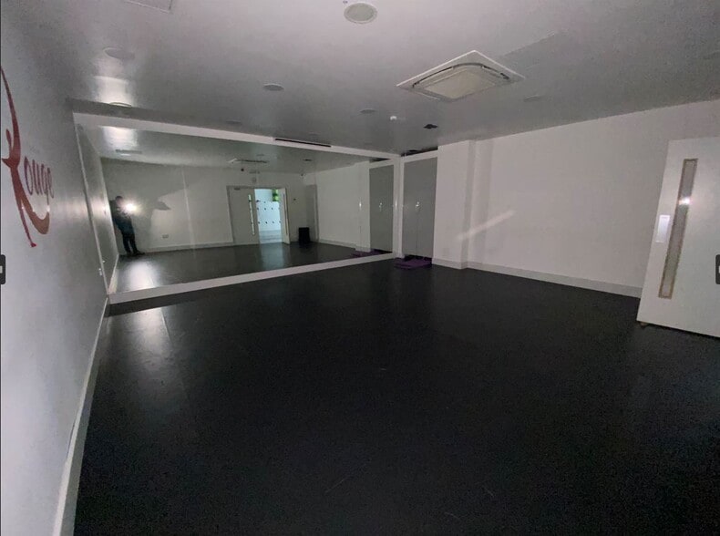 Aerodrome Rd, London for sale - Interior Photo - Image 3 of 4