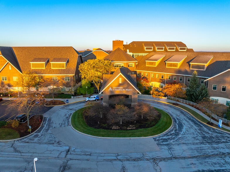 13133 N Port Washington Rd, Mequon, WI for lease - Building Photo - Image 1 of 5