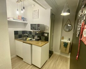 Retail in Paris for lease Interior Photo- Image 2 of 3