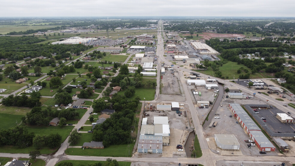 1301 S 3rd St, Chickasha, OK for lease - Building Photo - Image 2 of 30