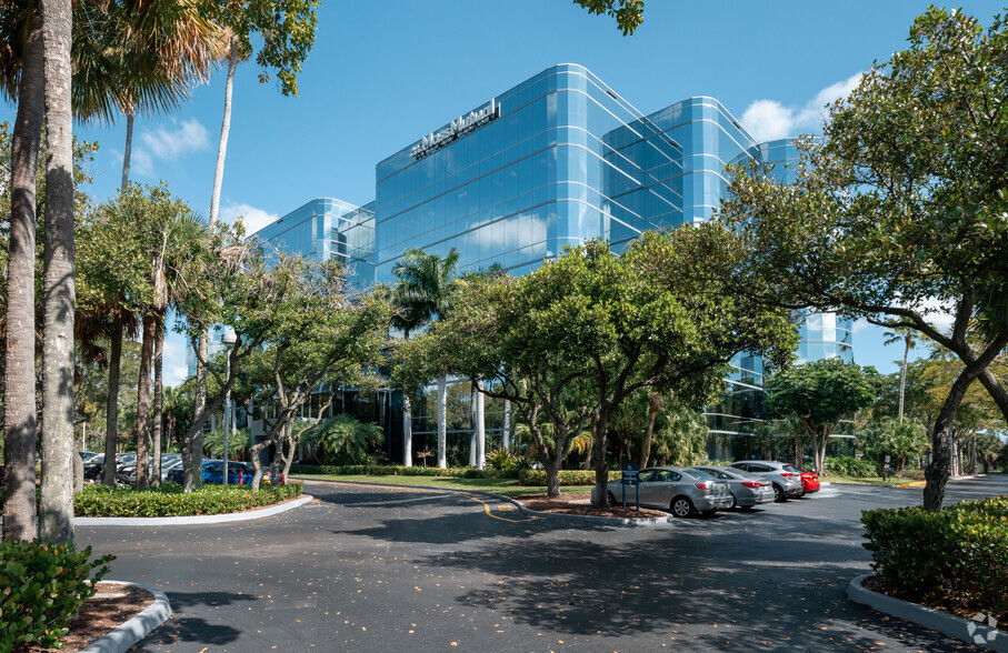 1000 Corporate Dr, Fort Lauderdale, FL for lease - Building Photo - Image 3 of 6