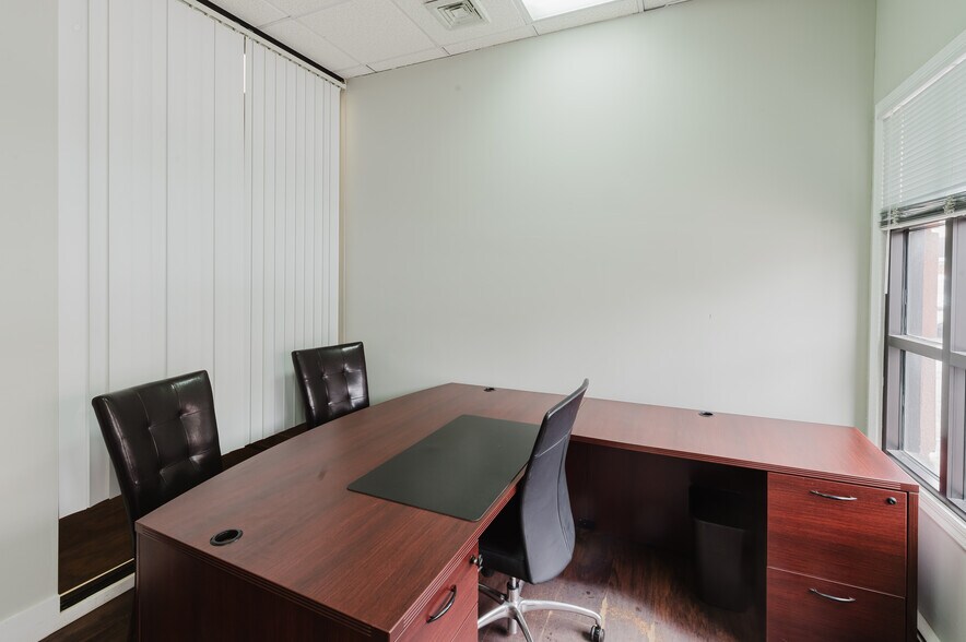 98-22 Metropolitan Ave, Forest Hills, NY for lease - Building Photo - Image 2 of 9