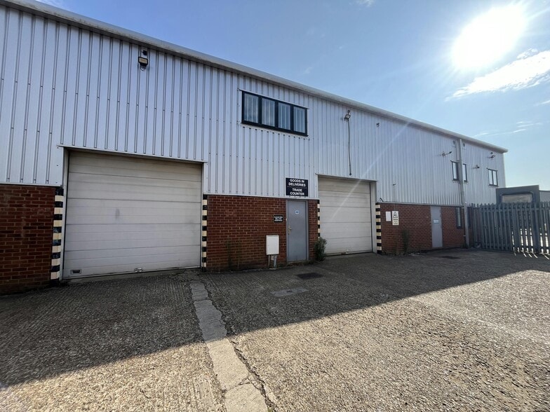 4-12 Kempson Clos, Aylesbury for lease - Building Photo - Image 3 of 16