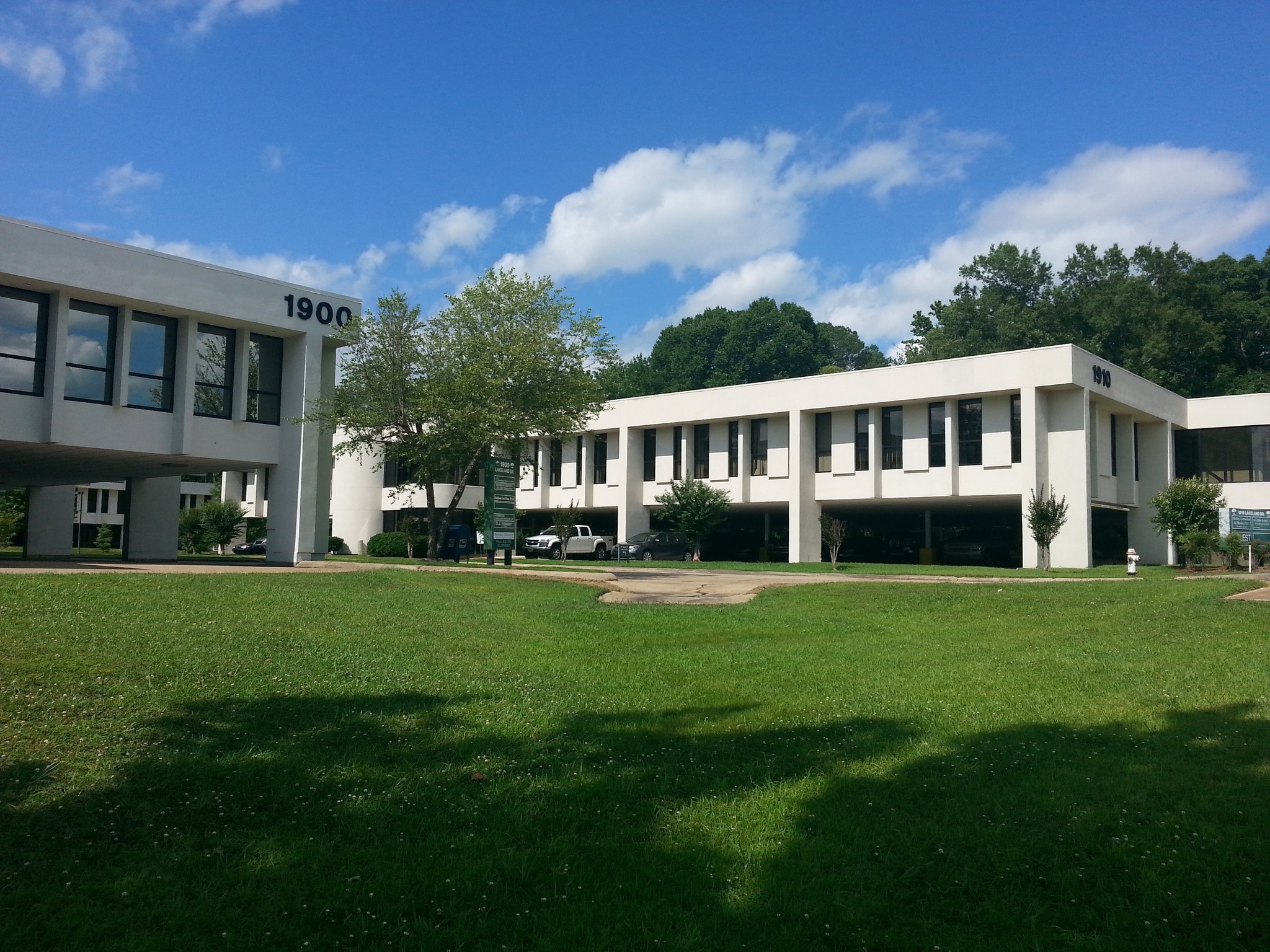 1900 Lakeland Dr, Jackson, MS for lease Building Photo- Image 1 of 2