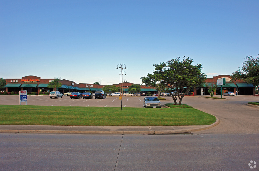 2021 N Hampton Rd, DeSoto, TX for lease - Primary Photo - Image 1 of 4