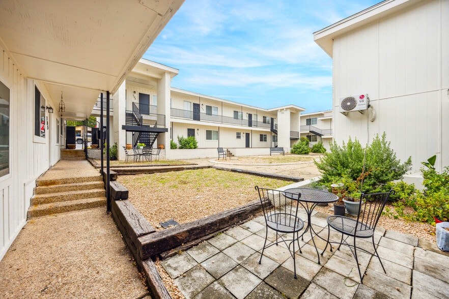 1304 McKie Dr, Austin, TX for sale - Building Photo - Image 3 of 15