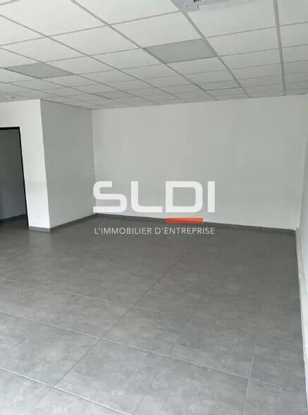 Flex in Décines-Charpieu for lease - Interior Photo - Image 3 of 8