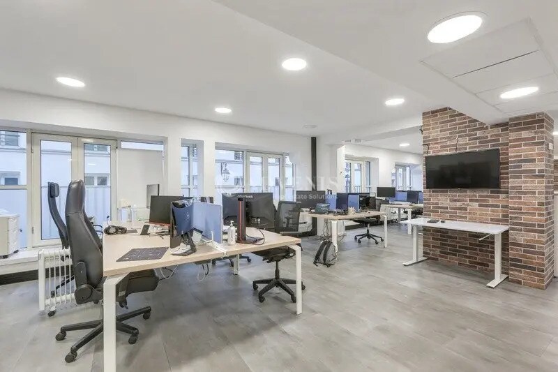 Office in Paris for lease Interior Photo- Image 1 of 4