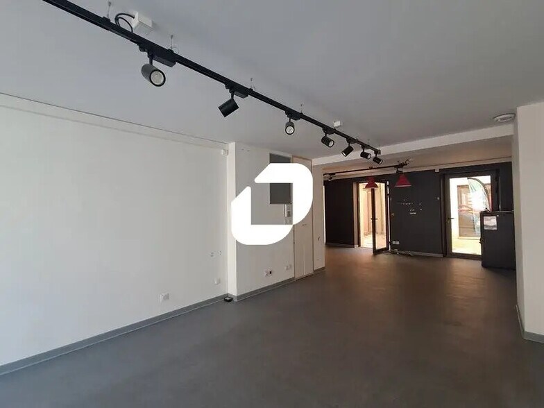Retail in Bordeaux for lease - Building Photo - Image 1 of 10