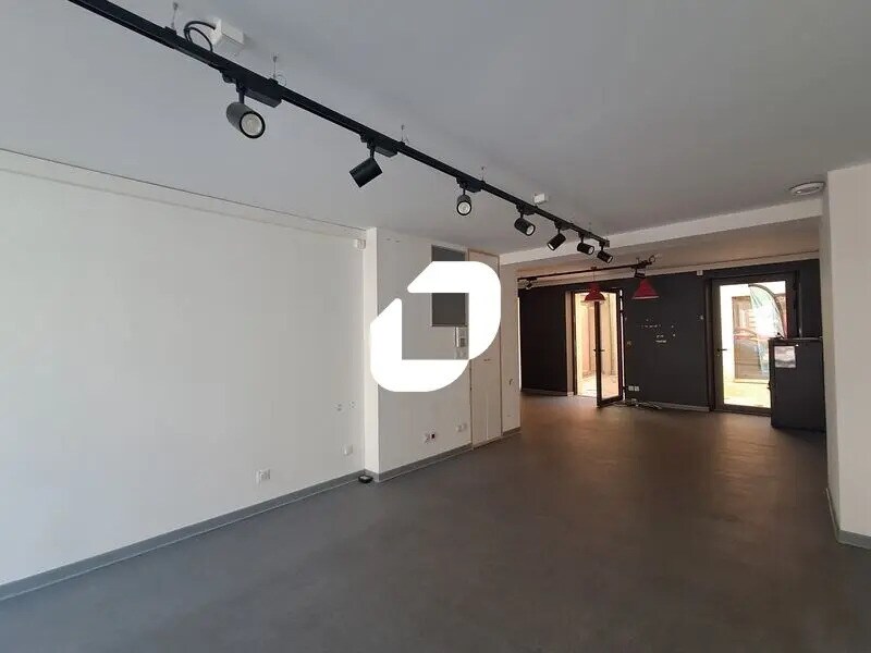 Retail in Bordeaux for lease Building Photo- Image 1 of 11