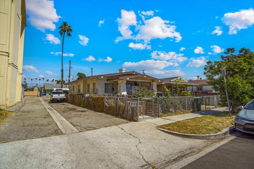 1739 W 53rd St, Los Angeles, CA for sale - Building Photo - Image 2 of 11