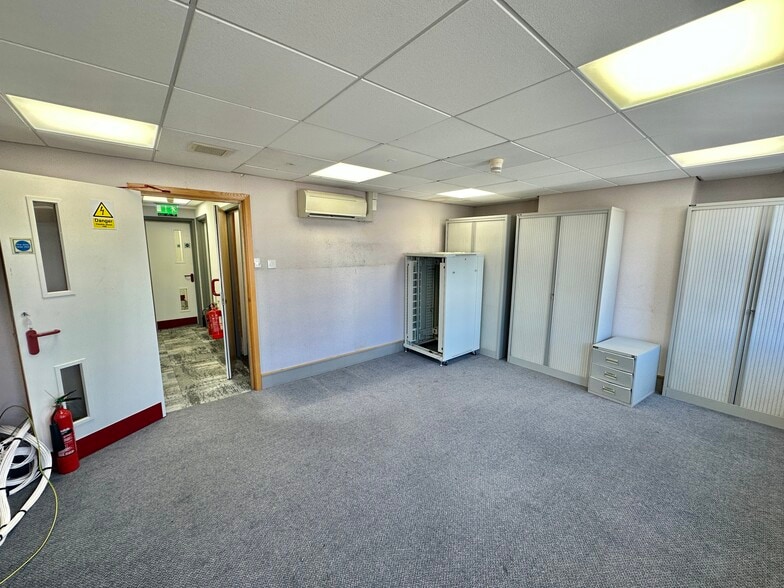 120 Station Rd, New Milton for lease - Building Photo - Image 3 of 5