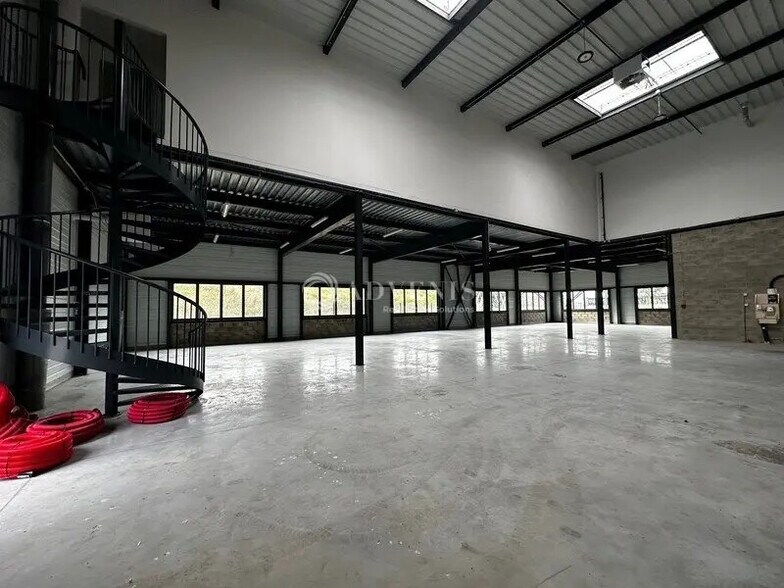 Flex in Buchelay for lease - Interior Photo - Image 3 of 8