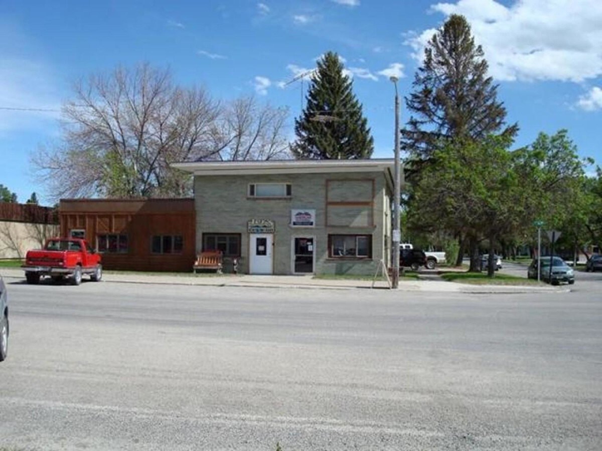 35 1st St NW, Choteau, MT 59422