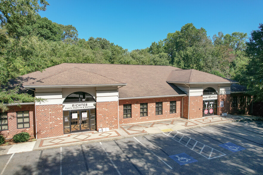 5500 W Friendly Ave, Greensboro, NC for lease - Building Photo - Image 2 of 6