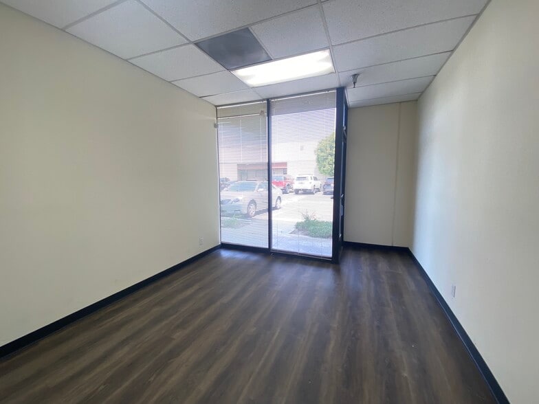 21828 Lassen St, Chatsworth, CA for lease - Interior Photo - Image 3 of 7