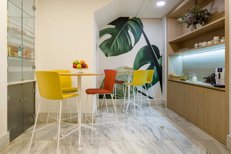 Calle de Ulises, 87, Madrid, Madrid for lease - Interior Photo - Image 2 of 12