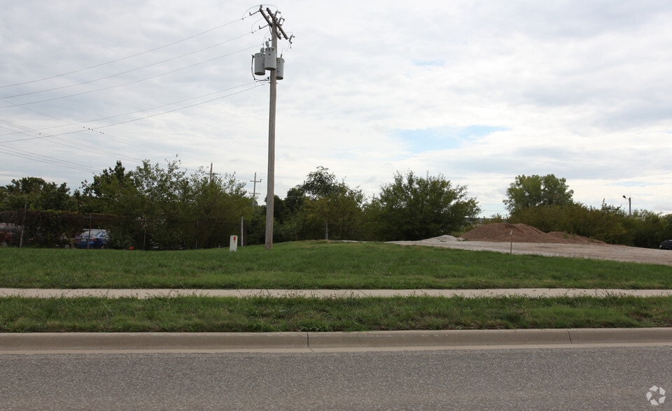 8751 Lenexa Dr, Lenexa, KS for sale - Building Photo - Image 2 of 3