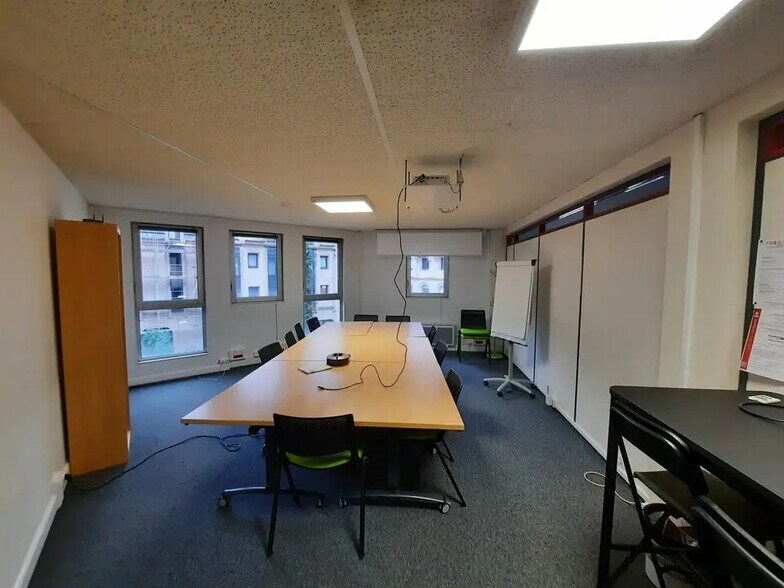 Office in Rouen for lease - Building Photo - Image 3 of 11