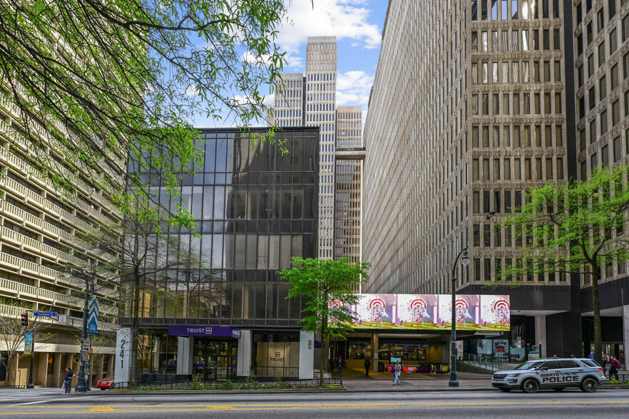 241 Peachtree St NE, Atlanta, GA for lease - Building Photo - Image 1 of 31