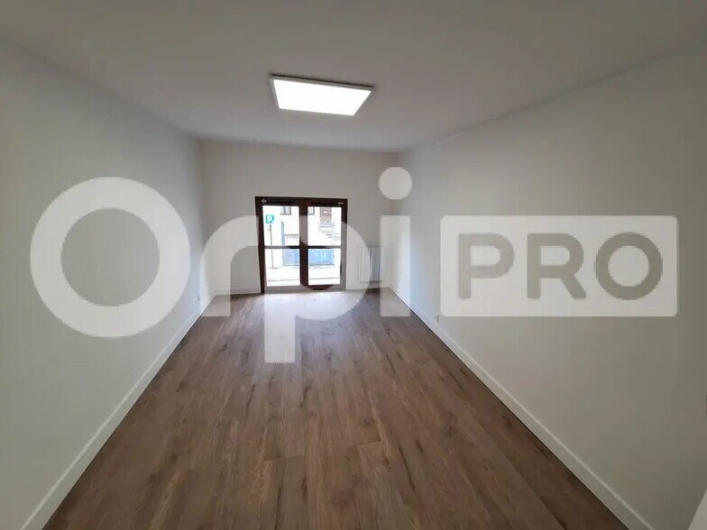 Office in Compiègne for lease - Building Photo - Image 2 of 7