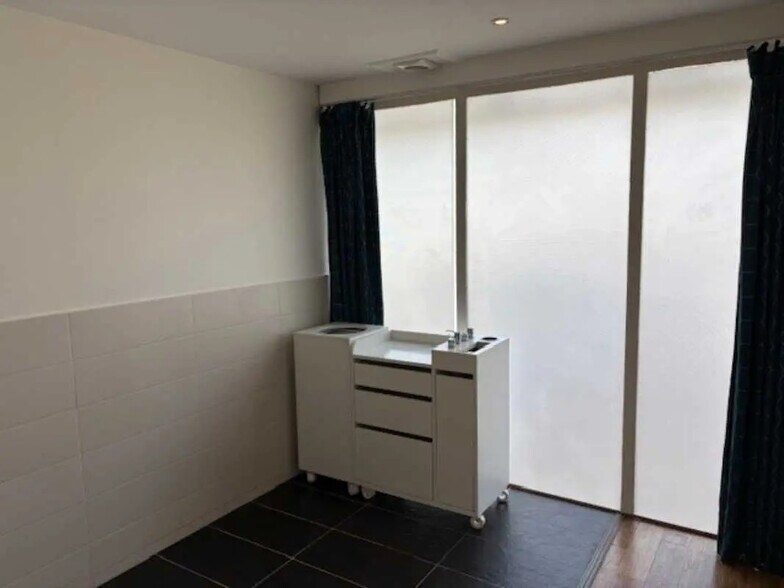 Retail in Esbly for lease - Interior Photo - Image 2 of 5