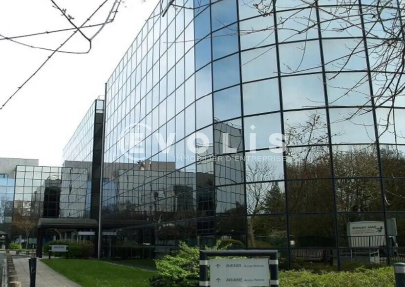 18 Rue Grange Dame Rose, Vélizy-Villacoublay for lease - Building Photo - Image 1 of 39