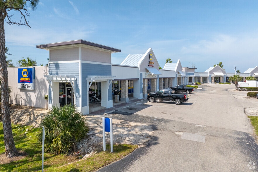17274 San Carlos Blvd, Fort Myers, FL for lease - Building Photo - Image 2 of 9