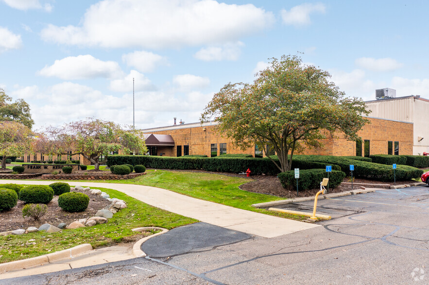 43155-43159 W 9 Mile Rd, Novi, MI for lease - Building Photo - Image 1 of 5