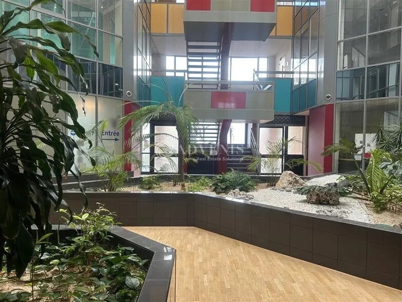 Office in Torcy for lease - Lobby - Image 3 of 5