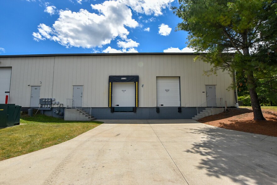 1120-1136 Baker Rd, Dexter, MI for lease - Building Photo - Image 2 of 4
