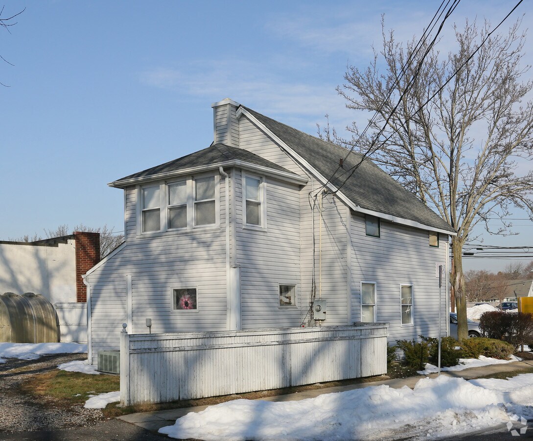 100 Montauk Hwy, Copiague, NY 11726