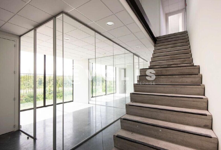 Flex in Loos for lease - Interior Photo - Image 3 of 6