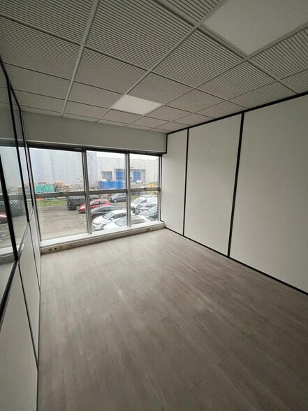 Office in Trappes for lease - Interior Photo - Image 2 of 7