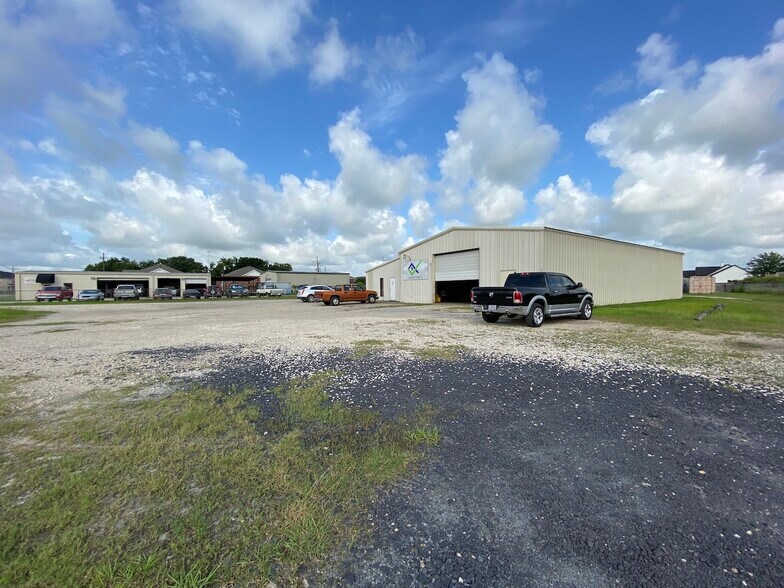 3010 Spurlock Rd, Nederland, TX 77627