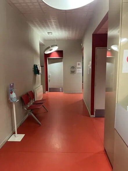 Retail in Cenon for sale - Interior Photo - Image 3 of 8