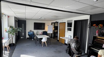 Otley Rd, Baildon for lease Interior Photo- Image 1 of 2