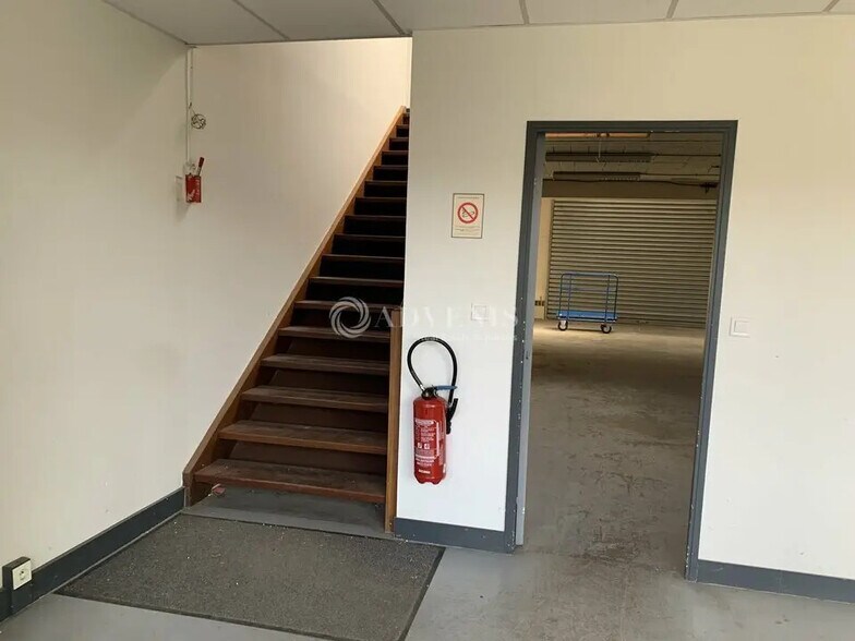 Flex in Voisins-le-Bretonneux for lease - Interior Photo - Image 3 of 9
