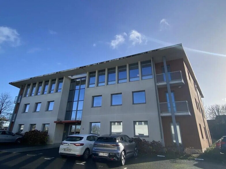 Office in Pacé for lease - Building Photo - Image 2 of 7